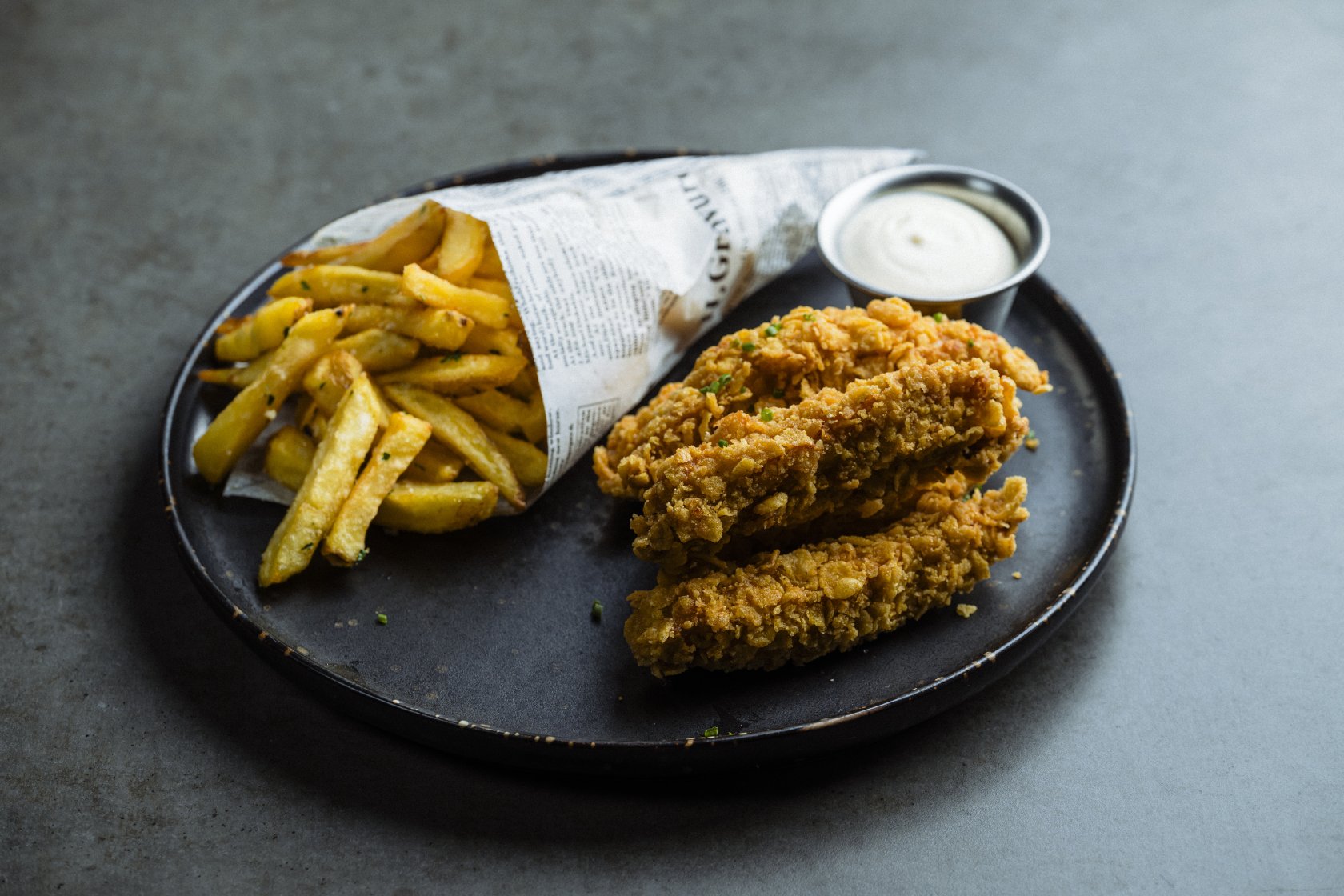 Crispy Chicken Fingers cu cartofi prăjiți B3ton și sos garlic