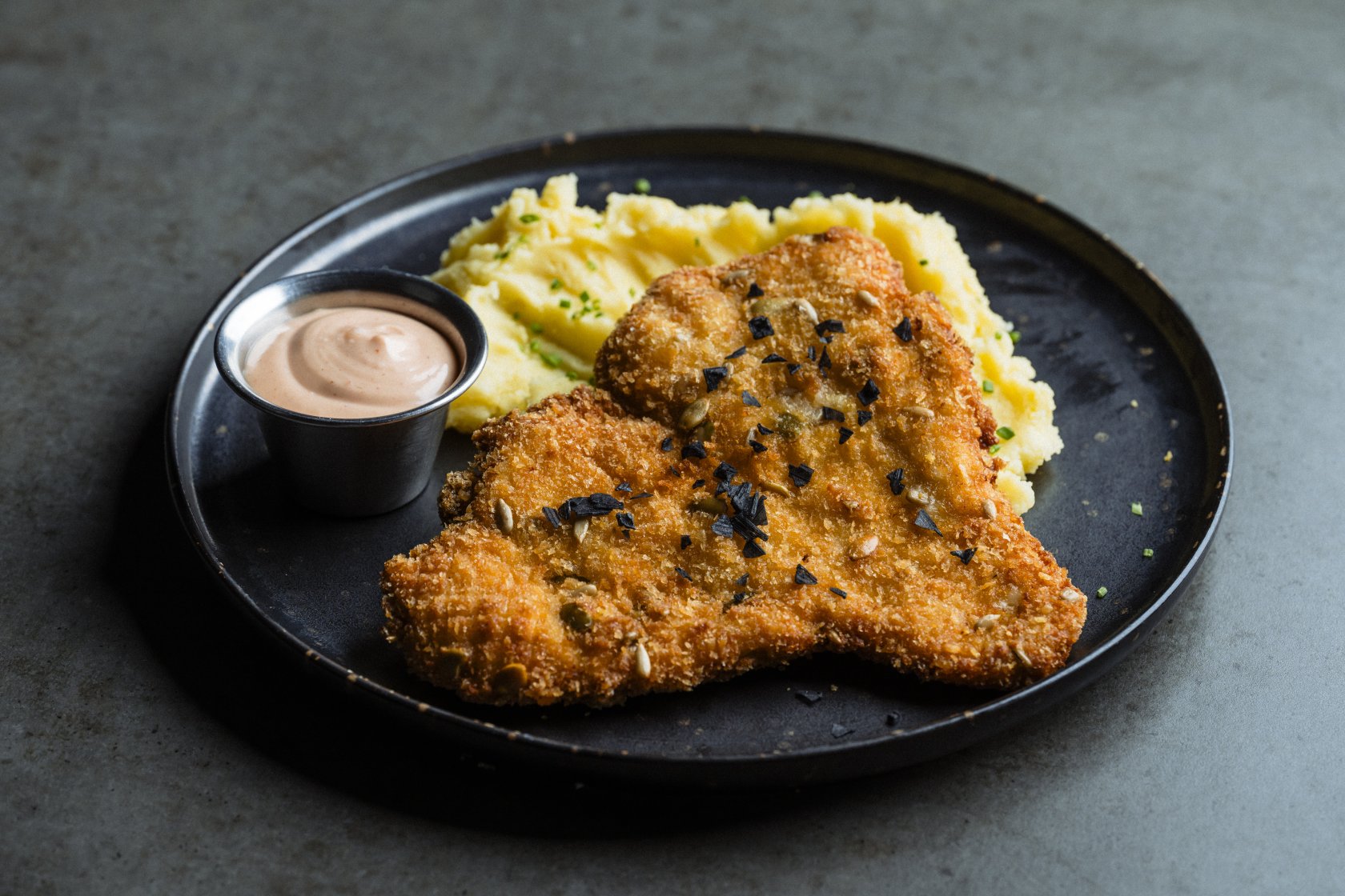 Schnitzel de pui cu semințe, piure de cartofi cu sos sweet insanity