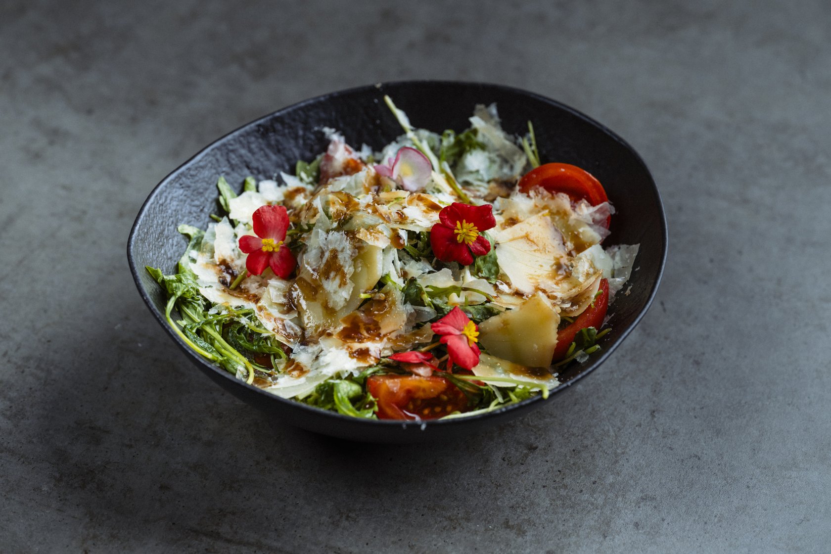 Salată de rucola cu roșii cherry , fulgi de branza Grana Padano și sos de rodie