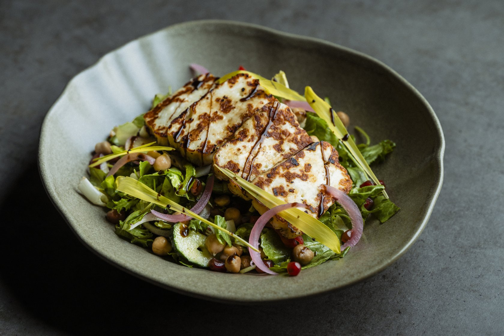 Salată cu halloumi