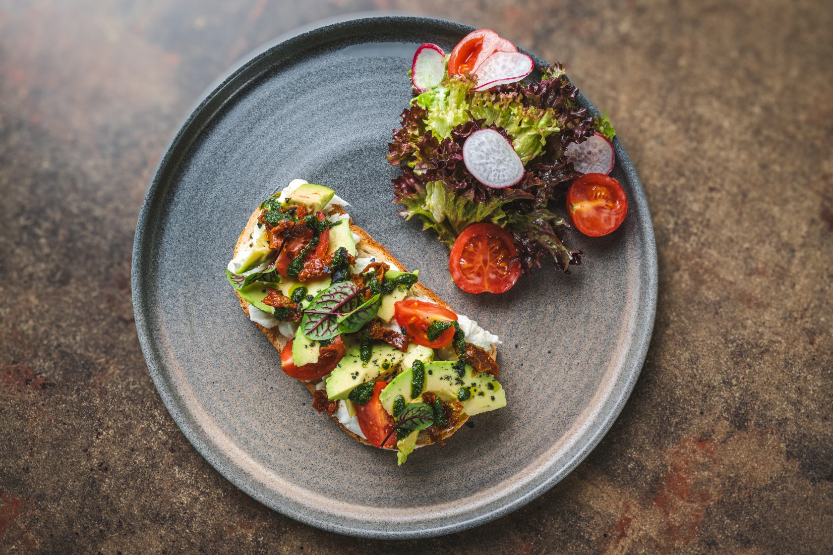 Burrata Sandwich cu avocado, rosii uscate, pesto  si  sare neagra ( 240 g )