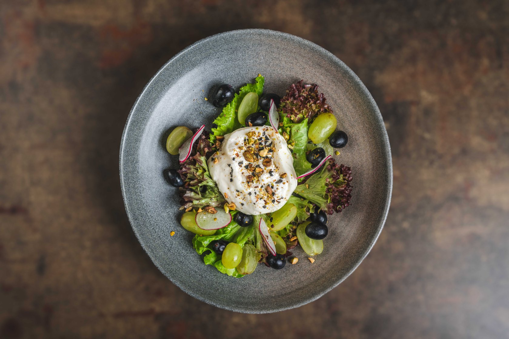 Burrata salad cu struguri proaspeti, fistic si ridichie  ( 200 g )