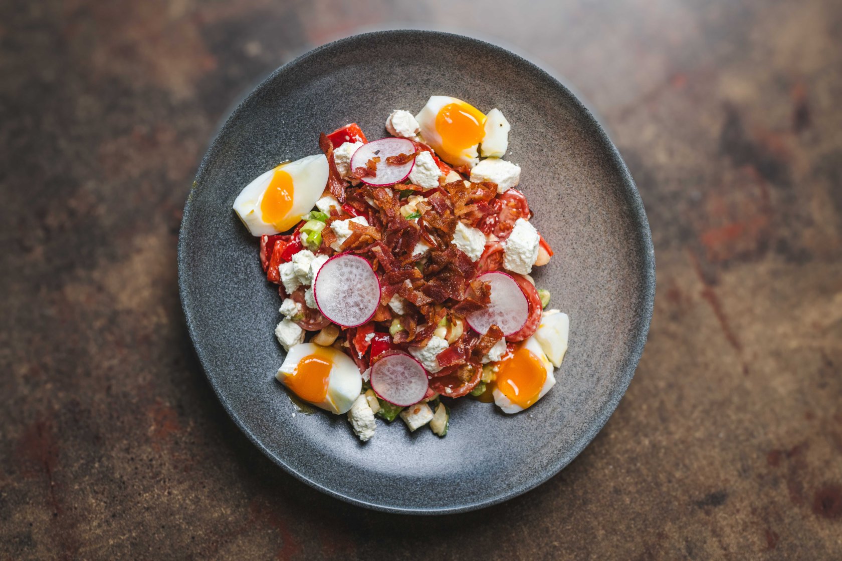 Eggs salad with  crispy bacon, telemea de vaca si ceapa verde fresh (  320 g )
