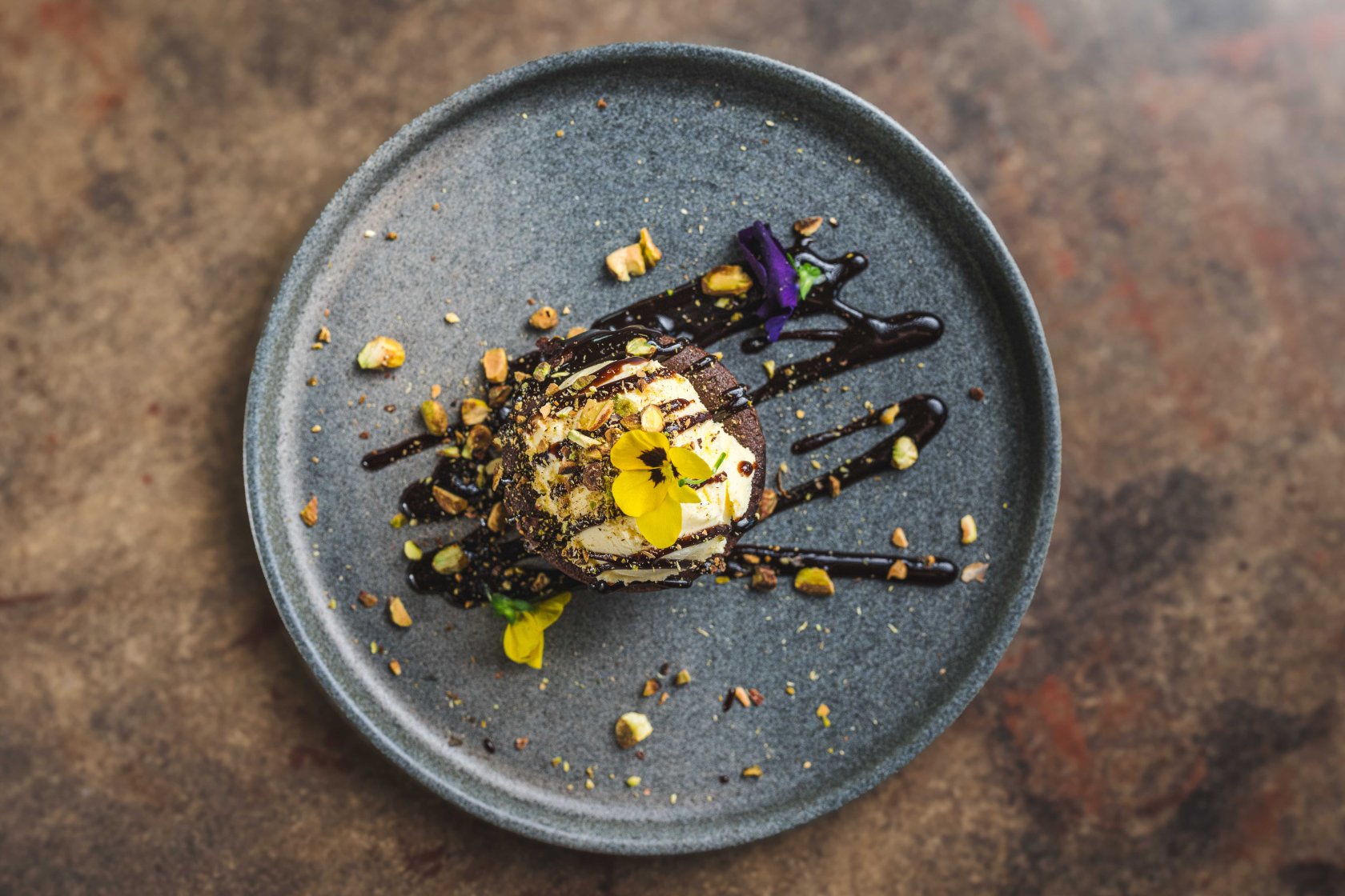Lava cake with artisanal ice cream ( 150 g )