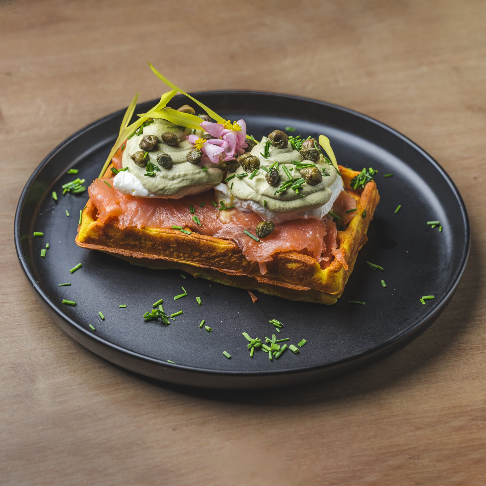 Smoked salmon and avocado Eggs Benedict ( 260 g )