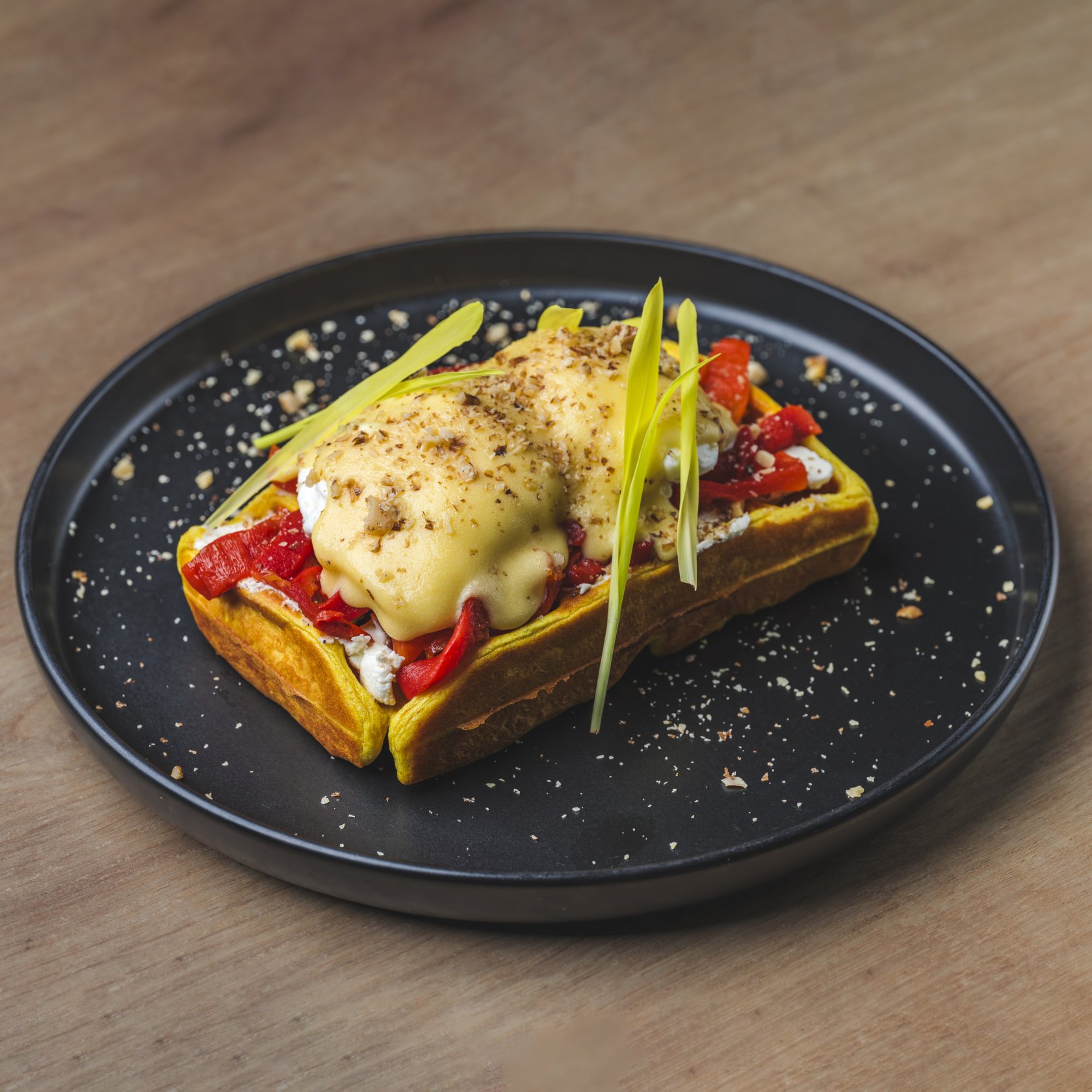 Autumn  Egg Benedict with roasted pappers ( 260 g )