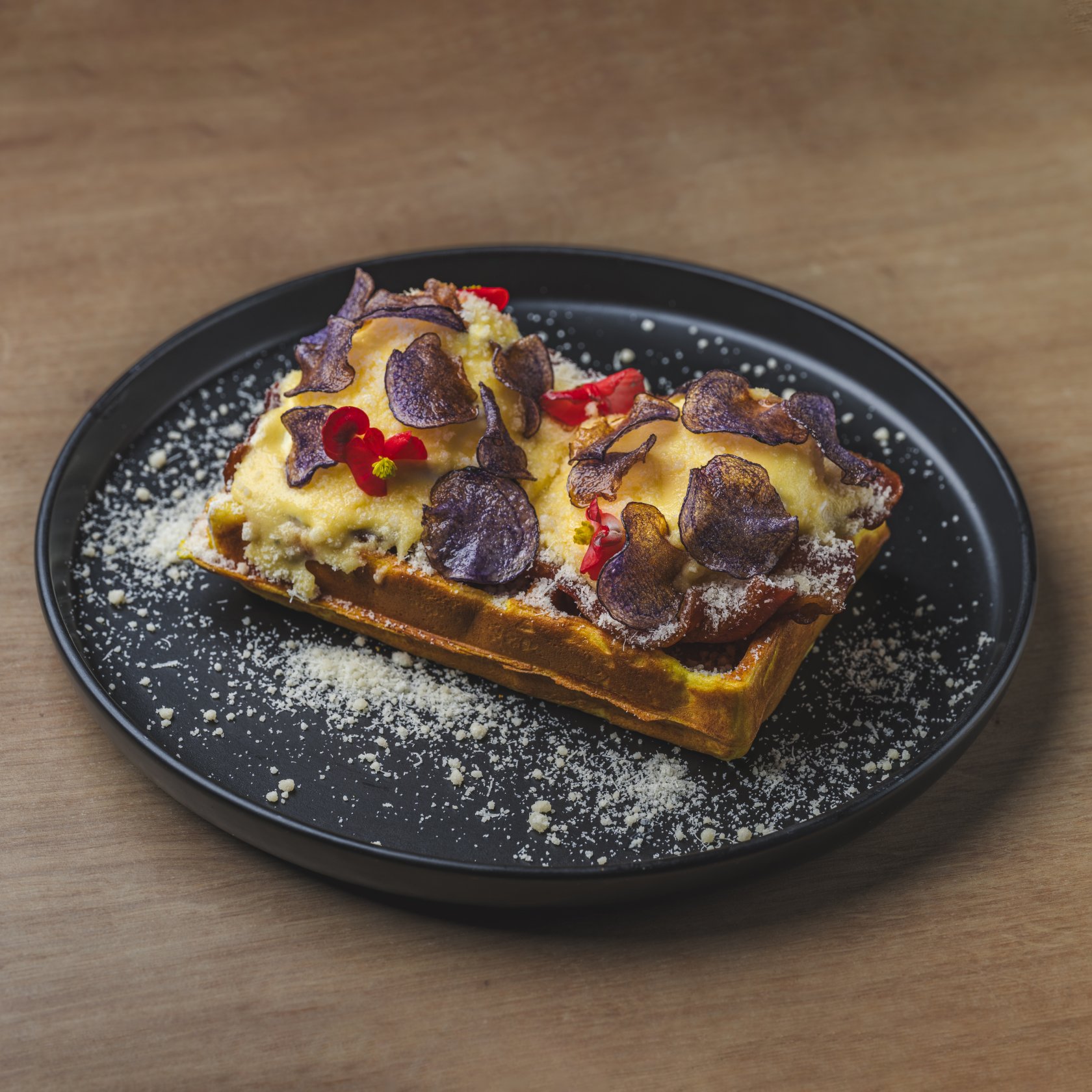 Crispy purple potatoes and Benedict Eggs ( 260 g )