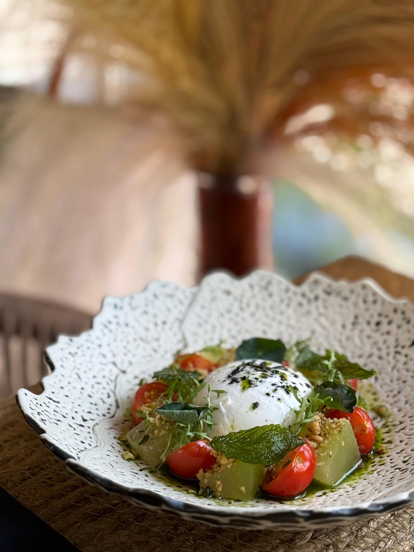 Creamy Burrata cu pepene galben si rosii cherry