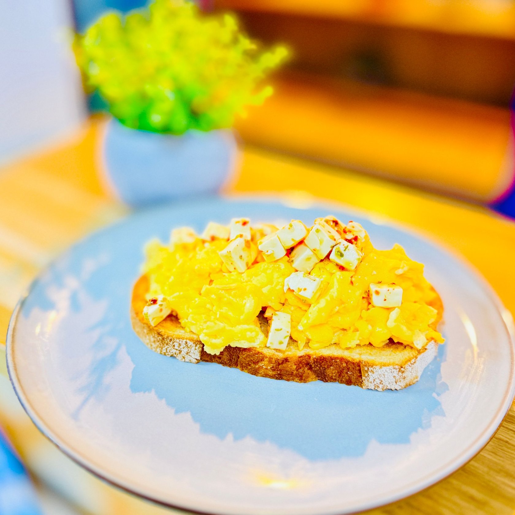 Scrambled Eggs cu telemea si miere