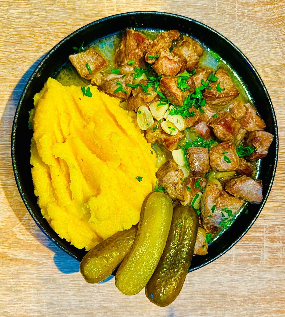 Ceafă de porc la tigaie cu mămăligă 350g