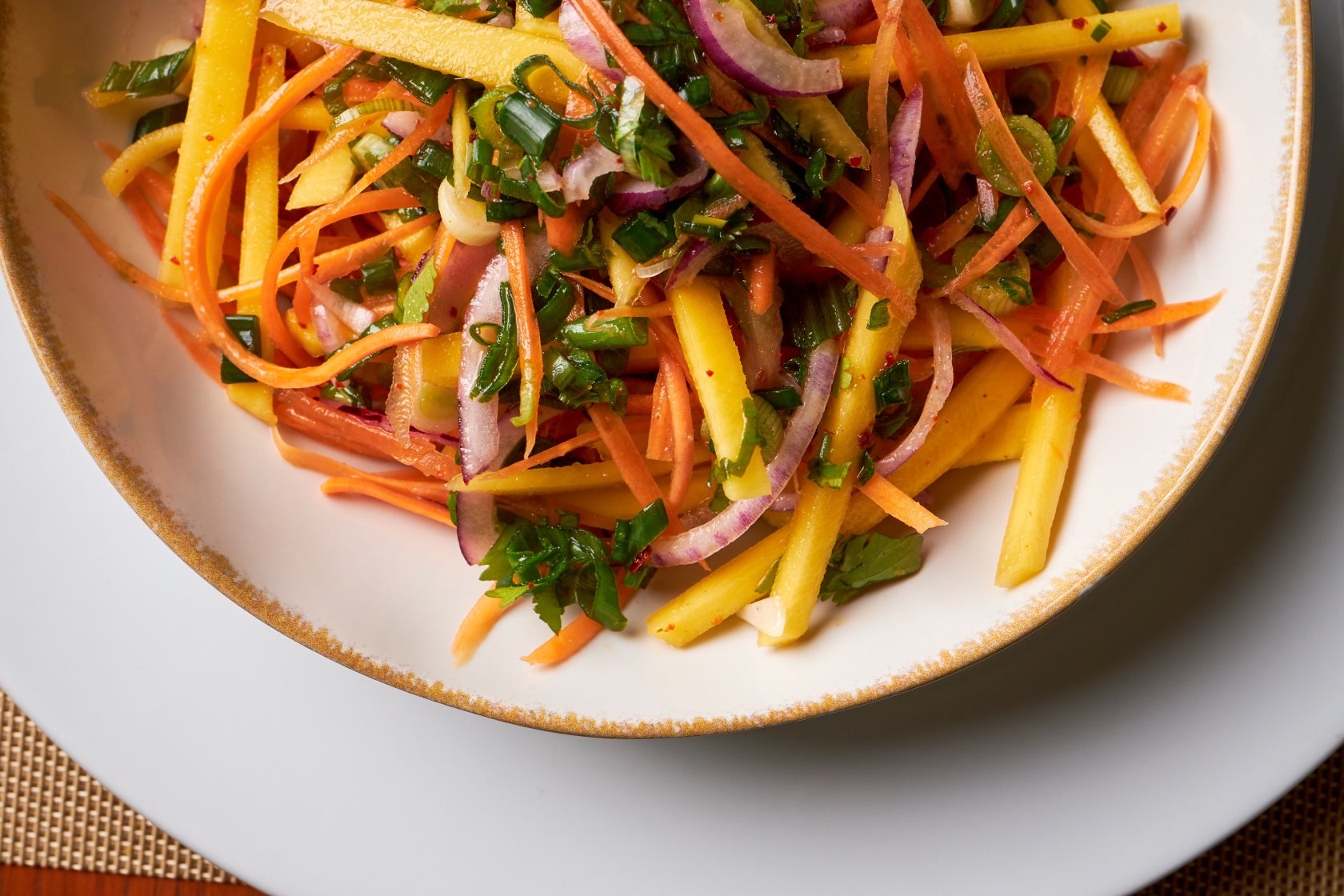 Salata de mango si legume