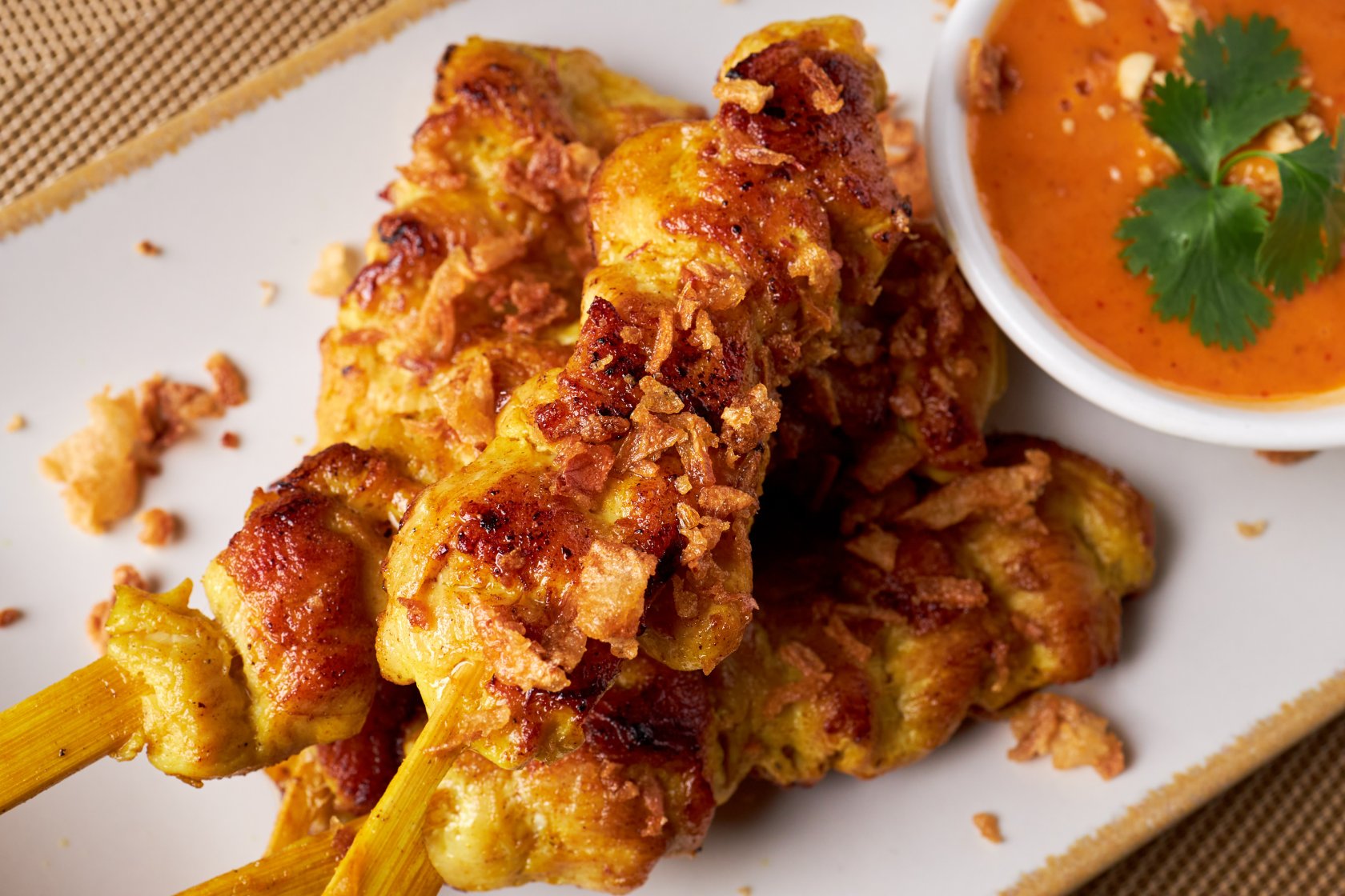 Frigărui de pui cu sos de arahide