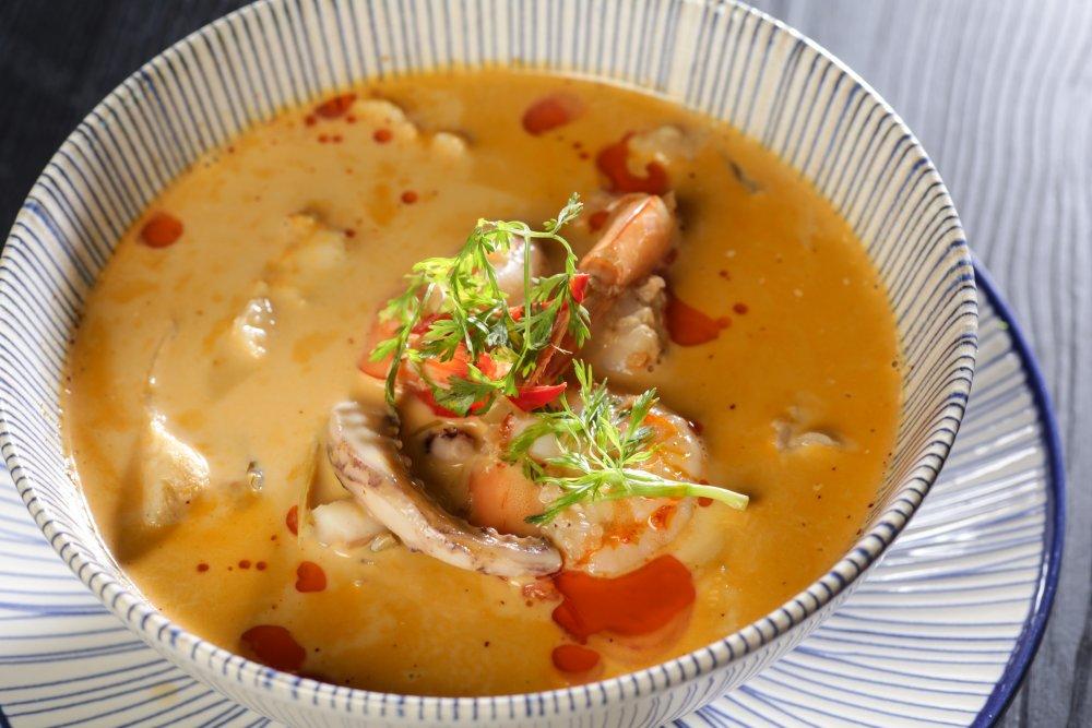 * Tom Yum coconut seafood/Tom Yum Talay Nam Khon